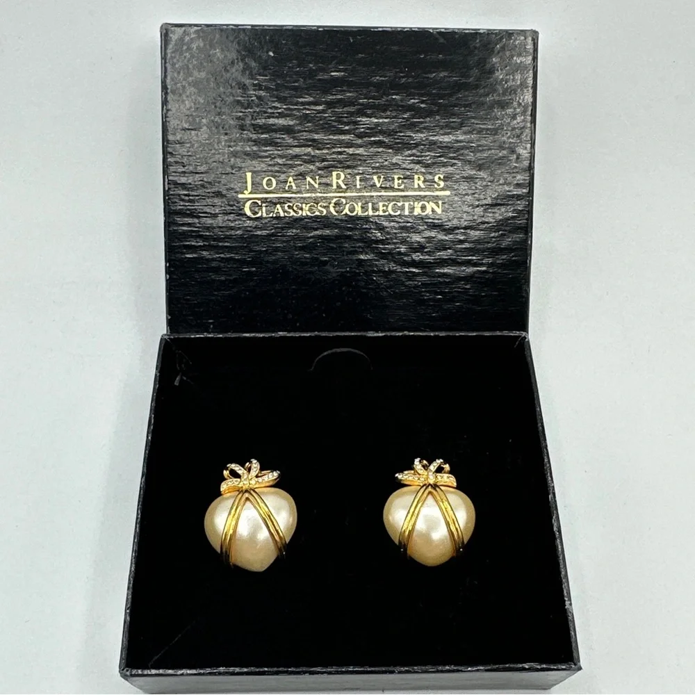 Vintage Joan Rivers Captured‎ Faux Pearl Heart Gold Tone Pierced Earrings 1”#516